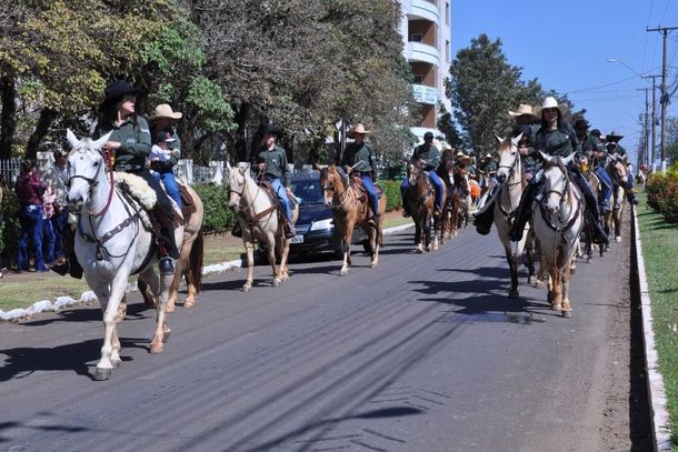 O lan&ccedil;amento da feira neste domingo (14) teve a tradicional cavalgada pelas principais ruas da cidade