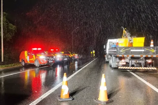 Uma morte foi confirmada e o Corpo de Bombeiros seguem com as buscas pelas v&iacute;timas do soterramento