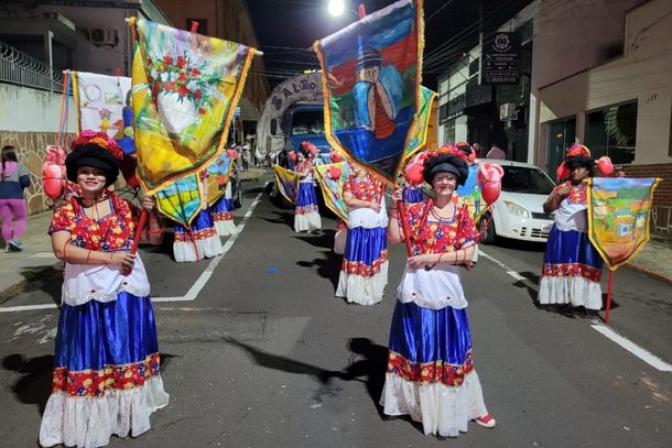 Escola Acad&ecirc;micos do Capiau - Bicampe&atilde; do Carnaval de Jacarezinho