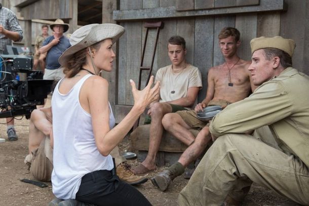 Angelina Jolie no set com Jack O'Connell e Domhnall Gleeson na inspiradora hist&oacute;ria real do atleta ol&iacute;mpico Louis Zamperini