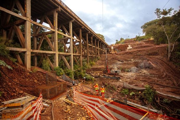 Concession&aacute;ria realiza i&ccedil;amento de vigas em ponte sobre o Rio Ub&aacute; nesta ter&ccedil;a