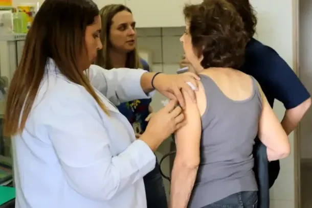 Idosos a partir de 85 anos j&aacute; podem receber vacina pneumoc&oacute;cica 20 pelo SUS