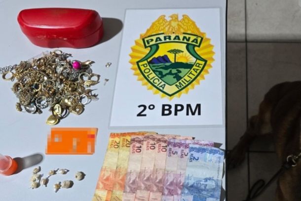 ​PM apreende crack e joias com aux&iacute;lio de c&atilde;es farejadores em Jacarezinho