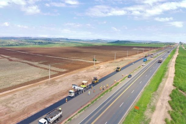 ​EPR Litoral Pioneiro inicia pavimenta&ccedil;&atilde;o com asfalto-borracha na BR-153 em Jacarezinho