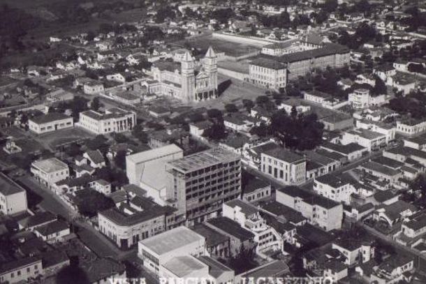 ​Registro de 1966 mostra vista parcial do centro de Jacarezinho e transforma&ccedil;&otilde;es urbanas