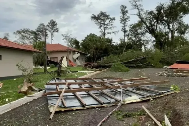 ​Temporais causam estragos no Norte Pioneiro e deixam 31,8 mil sem energia