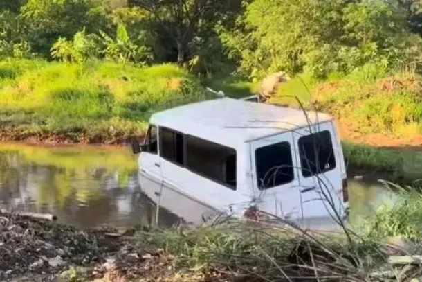 ​Van com trabalhadores rurais cai em represa no Conjunto Ouro Verde em Bandeirantes