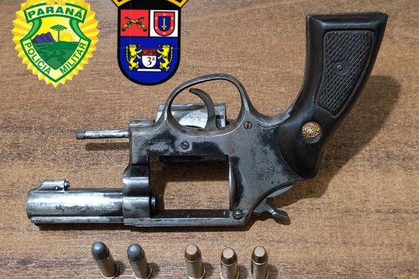 Arma e cinco muni&ccedil;&otilde;es foram apreendidas.