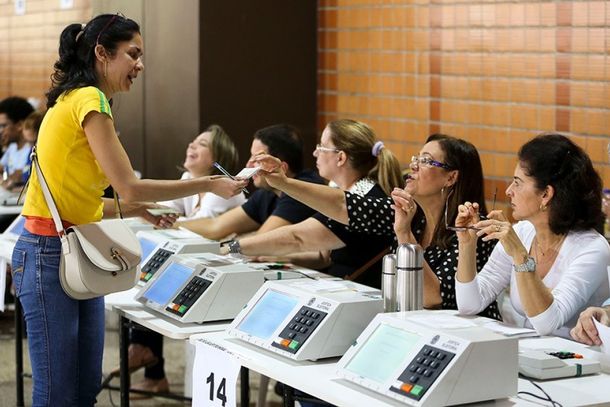 Eleitores maiores de 18 anos, em situa&ccedil;&atilde;o regular com a Justi&ccedil;a Eleitoral podem ser mes&aacute;rios.