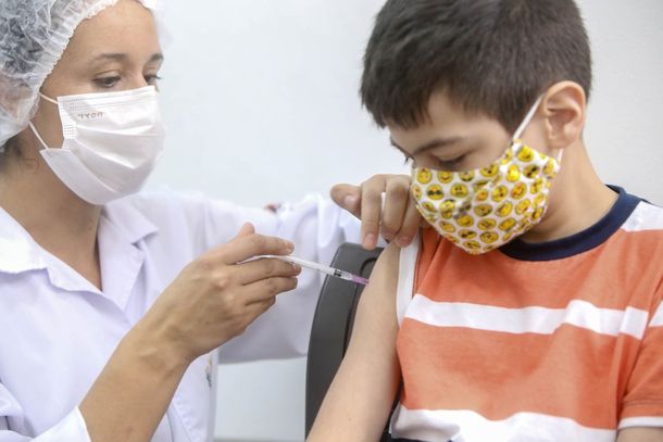 Crian&ccedil;as acima de 5 anos devem ser imunizadas com a vacina Pfizer, nos esquemas j&aacute; recomendados, conforme a Nota T&eacute;cnica.