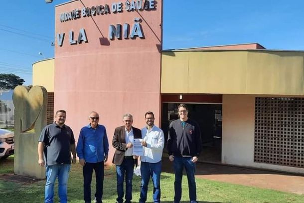 Equipe da prefeitura durante entrega da autoriza&ccedil;&atilde;o para in&iacute;cio das obras.