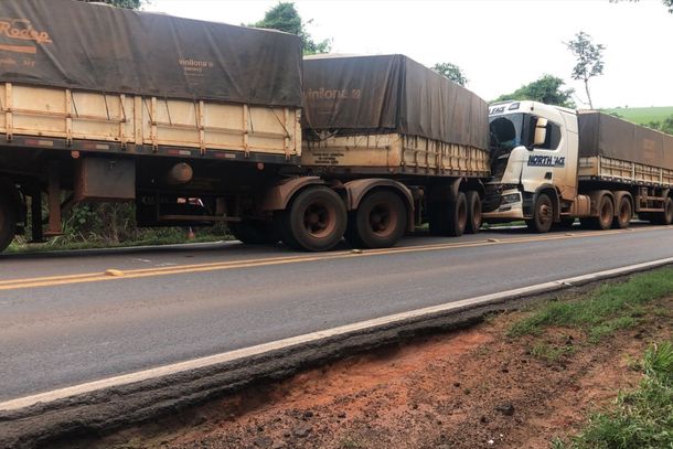 Colis&atilde;o traseira aconteceu na PR-182.