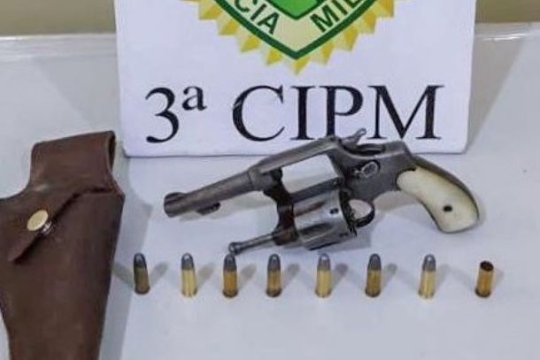 Arma foi apreendida pela Pol&iacute;cia Militar .