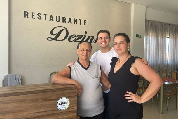 Dezinha, a filha, Cl&aacute;udia e o neto.