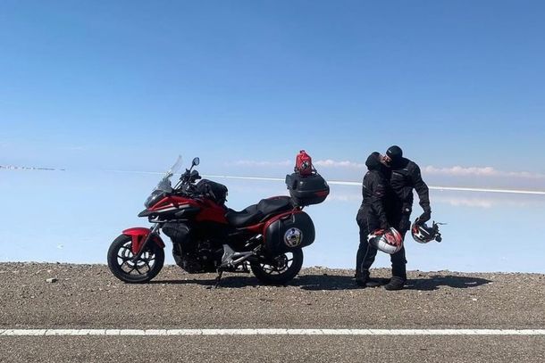 Um dos pontos tur&iacute;sticos visitados pelo casal foi as Salinas Grandes.
