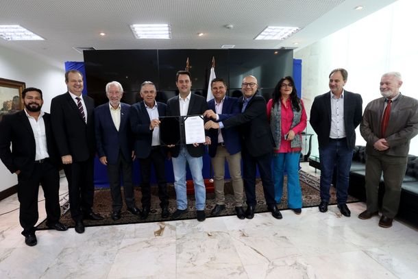 Prefeito de Loanda, Jos&eacute; Maria Fernandes, e o presidente do Comafen, Fran Boni, participaram da assinatura, da autoriza&ccedil;&atilde;o em Curitiba.