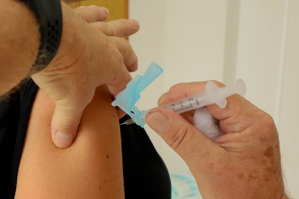 Para se vacinar &eacute; necess&aacute;rio levar carteira de vacina&ccedil;&atilde;o, cart&atilde;o SUS e documento de identifica&ccedil;&atilde;o com foto.