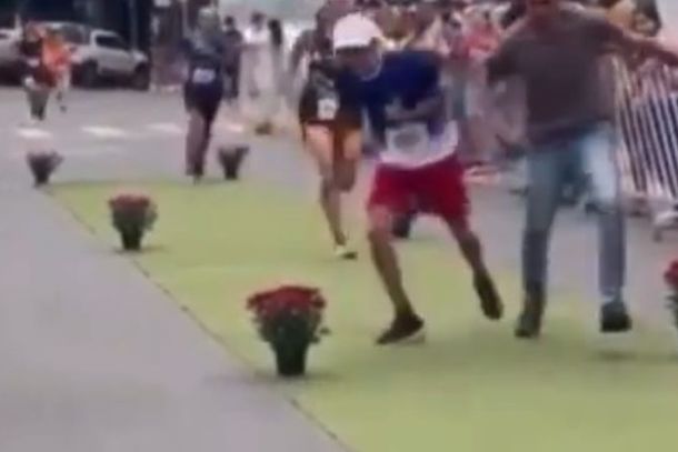 Participante da corrida foi empurrado durante a prova.