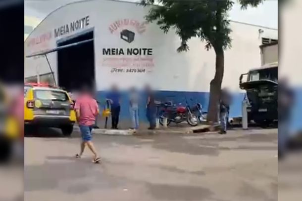 Segundo a PM, homem foi morto com v&aacute;rios tiros.