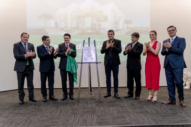 Momento do descerramento da placa inaugural: o gerente de desenvolvimento regional de S&atilde;o Paulo, Jose Dardosse, o diretor executivo, Vanderlei Oliveira, o presidente, Jorge Guedes, o prefeito de Nova Londrina, Ot&aacute;rio Bono, o vice-presidente, F&aacute;bio Kato, a gerente de desenvolvimento regional, Vanessa Gutowski e o diretor de opera&ccedil;&otilde;es, Bruno Moreira.  