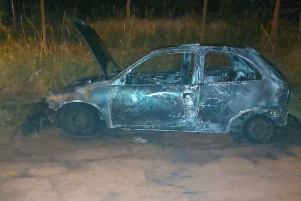 Segundo a PM, carro do criminoso foi destru&iacute;do por um inc&ecirc;ndio.