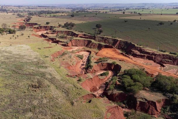 Loanda est&aacute; localizada na Forma&ccedil;&atilde;o Arenito Caiu&aacute;, que ocupa cerca de 3,1 milh&otilde;es de hectares no Noroeste do Paran&aacute;.