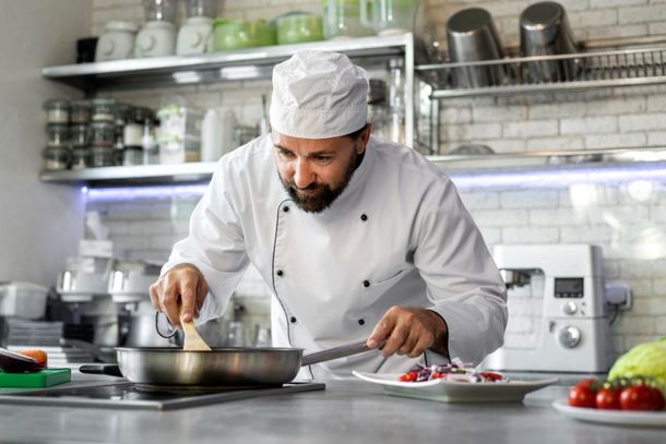 Uma das oportunidades &eacute; para auxiliar de cozinha.