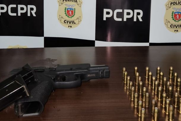 Uma pistola e uma carabina foram apreendidas.