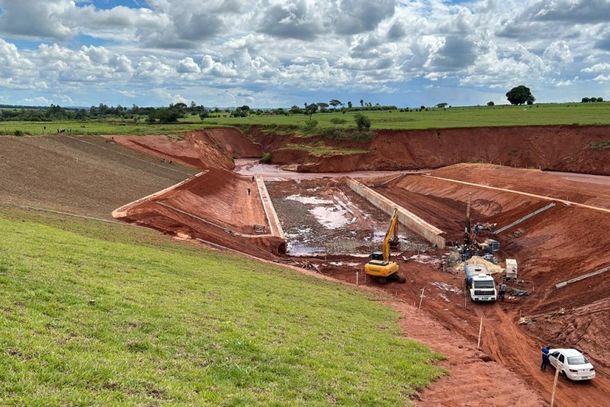 Trecho intermedi&aacute;rio do canal e uma vista parcial da vo&ccedil;oroca.