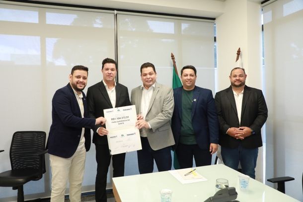 A assinatura foi feita com o prefeito Alex Sandro Fernandes.