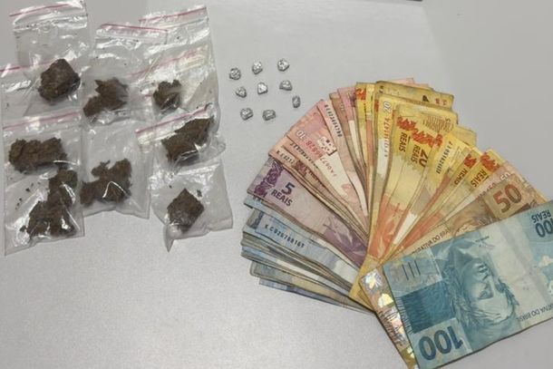 Drogas e mais de R$ 900 foram apreendidos.
