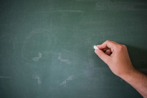 Defesa do professor afirmou que ele j&aacute; foi ouvido pela pol&iacute;cia e nega as acusa&ccedil;&otilde;es.