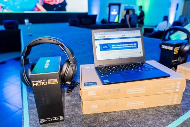 Cada kit &eacute; composto por um roteador Wi-Fi, um carrinho de armazenamento, 30 Chromebooks e 30 headsets.