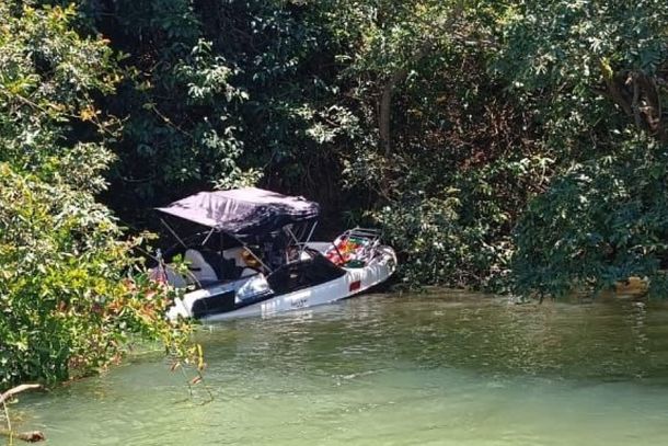 Piloto suspeita que a bueiro da lancha estava aberta.