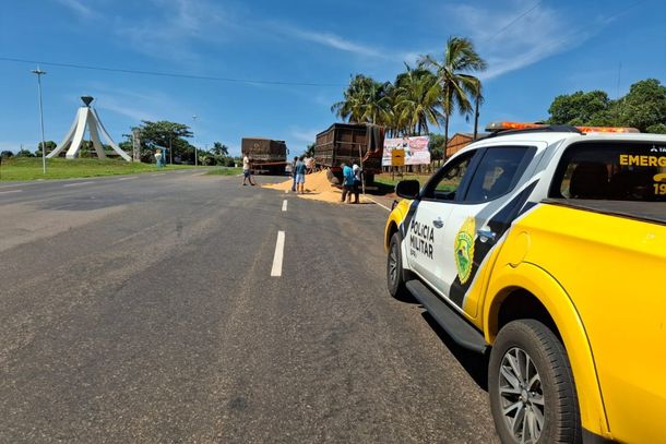 Caminh&atilde;o tomba e carga de soja cai na PR-182 em Diamante do Norte 