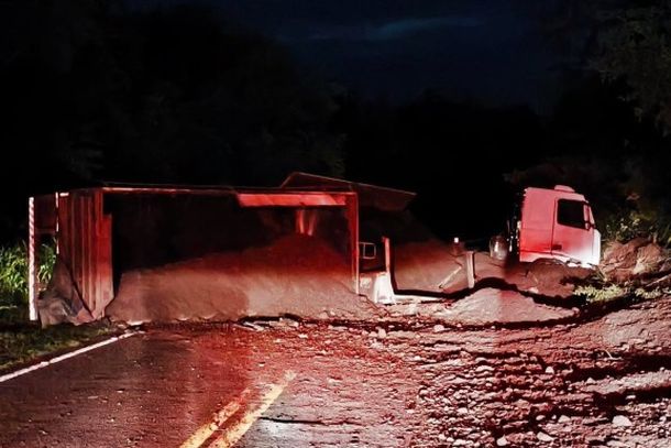 Acidente foi na noite desta sexta-feira (29).