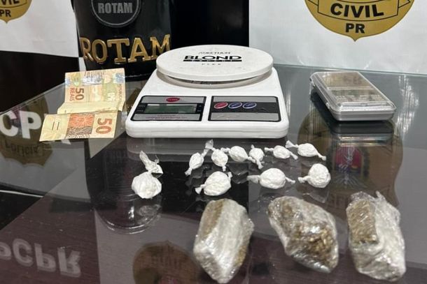 Drogas e outros objetos tamb&eacute;m foram apreendidos.