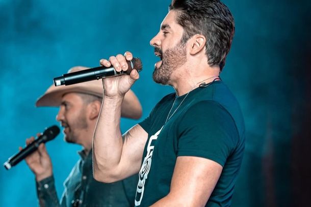 Algumas m&uacute;sicas mais conhecidas dos cantores s&atilde;o &ldquo;Eu Te Amo Pinga&rdquo;, &ldquo;Bonito Pra Voc&ecirc;&rdquo; e &ldquo;TCC &ndash; Truco, Cerveja e Churrasco&rdquo;, entre outras.