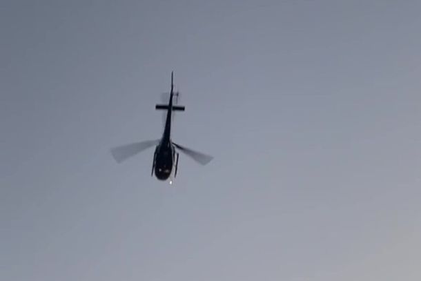Um helic&oacute;ptero tamb&eacute;m atua na opera&ccedil;&atilde;o.