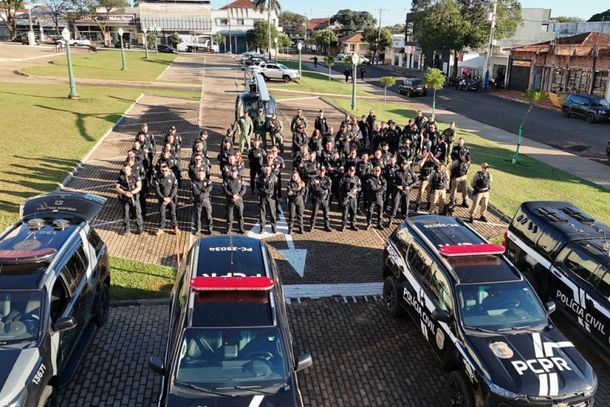 Mais de 130 policias civis e militares participaram.