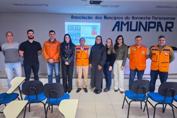 Loandenses com membros da Defesa Civil do Paran&aacute; e Sedef.