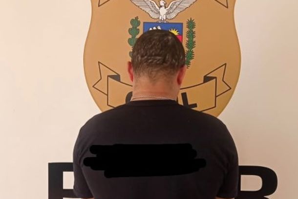 Ele foi levado &agrave; cadeia.