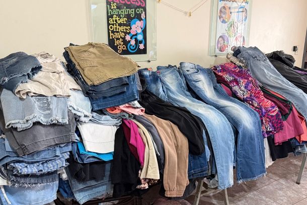Bazar oferece roupas a pre&ccedil;os acess&iacute;veis.