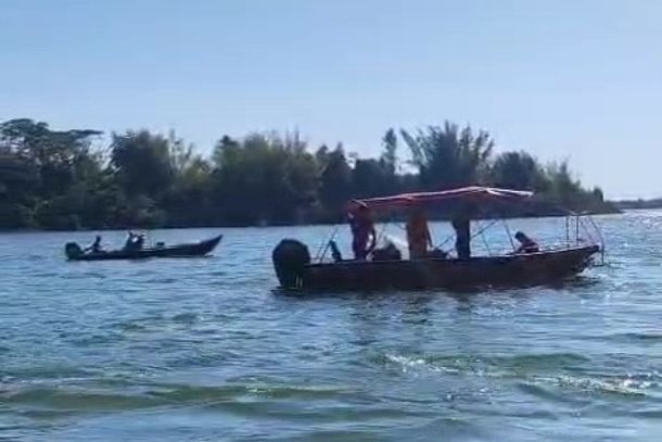 Outros pescadores registraram o trabalho dos bombeiros.