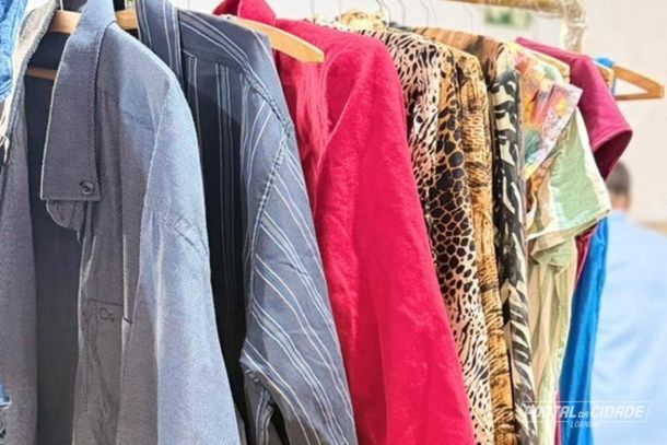  Roupas, cal&ccedil;ados, e alguns utens&iacute;lios de cozinha por R$ 1, R$ 3 e R$ 5.