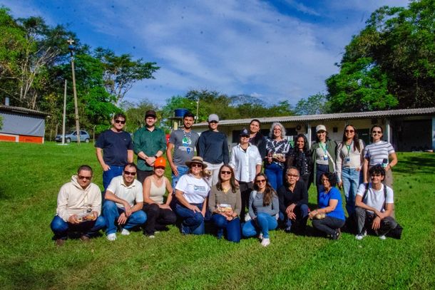 O grupo conheceu a base avan&ccedil;ada e os trabalhos desenvolvidos. A programa&ccedil;&atilde;o foi encerrada com um passeio pelo Rio Paran&aacute;.