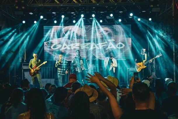 O encerramento da noite ter&aacute; show da Banda Garraf&atilde;o.