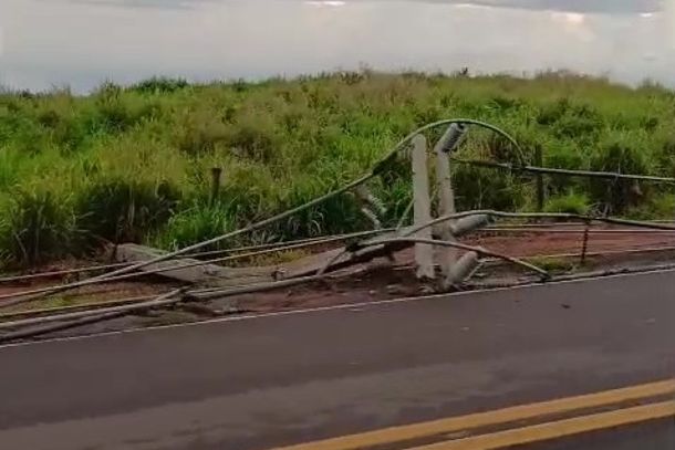 Parte dos fios ficaram sobre a PR-577.