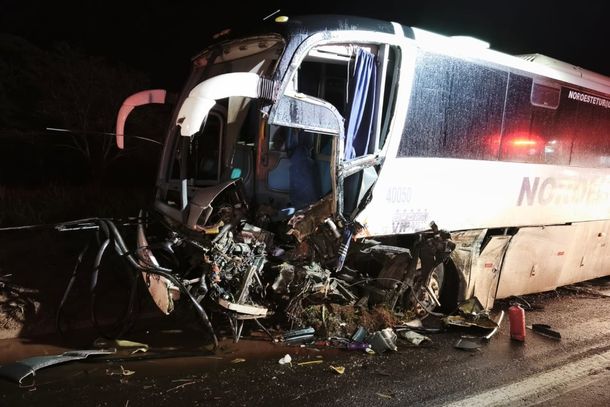 &Ocirc;nibus seguia sentido Terra Rica quando foi atingido.