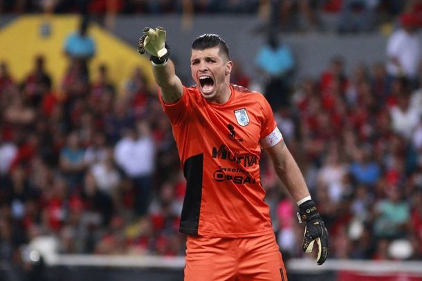 Tiago Volpi foi o goleiro titular do Luverdense em 2011